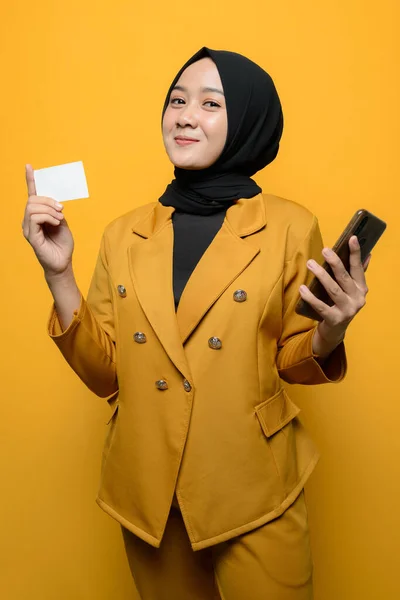 Mulheres Muçulmanas Sorridentes Segurando Smartphones Cartões Visita — Fotografia de Stock