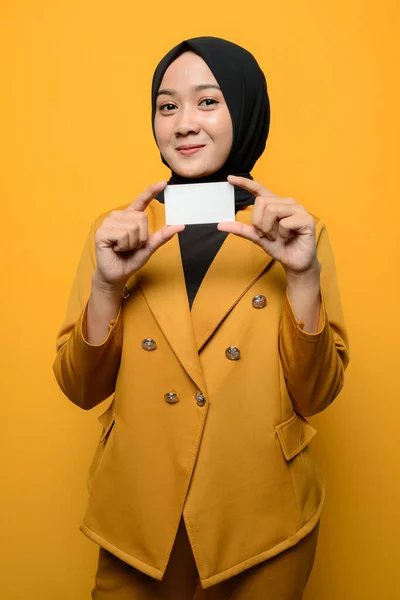 Mulheres Muçulmanas Sorridentes Segurando Cartões Visita — Fotografia de Stock