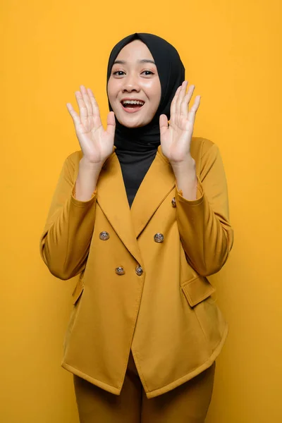 Retrato Una Alegre Mujer Musulmana Sobre Fondo Amarillo — Foto de Stock