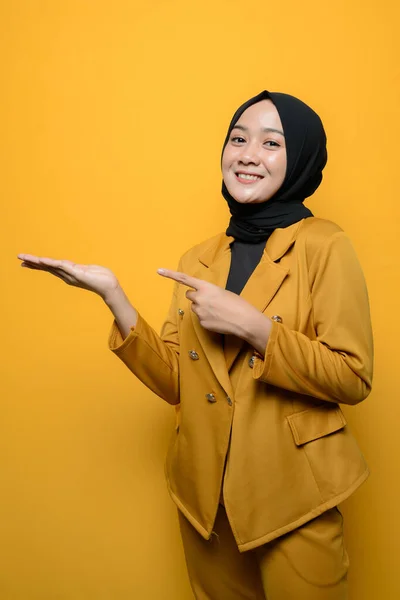 Retrato Uma Mulher Muçulmana Sorridente Mostrando Produto — Fotografia de Stock