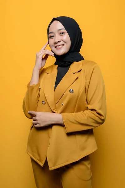 Retrato Uma Mulher Muçulmana Alegre Fundo Amarelo — Fotografia de Stock