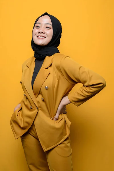 一个有着黄色背景的快乐的穆斯林妇女的画像 — 图库照片
