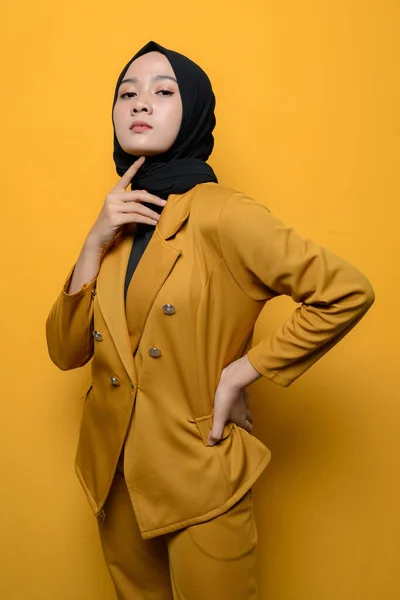Πορτρέτο Της Εμπιστοσύνης Μουσουλμάνα Γυναίκα Κίτρινο Φόντο — Φωτογραφία Αρχείου
