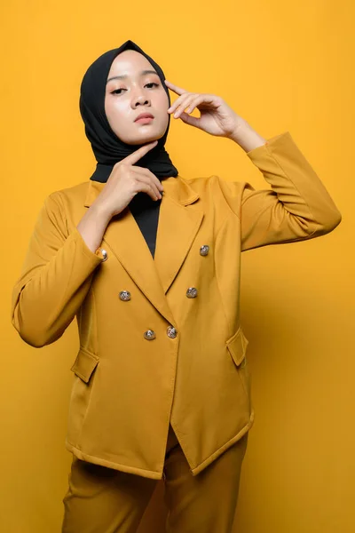 Portret Pewnej Siebie Muzułmanki Żółtym Tle — Zdjęcie stockowe