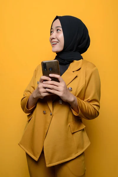 Mulheres Muçulmanas Sorriem Seguram Smartphone — Fotografia de Stock