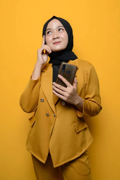 Mulheres Muçulmanas Pensam Mantêm Smartphone — Fotografia de Stock