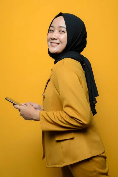 Muszlim Nők Mosolyognak Okostelefont Tartanak — Stock Fotó