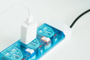 Cep telefonu şarjlı uzatma kablosu veya elektrik kablosu