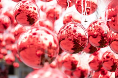 Noel kırmızı topları dekorasyonu