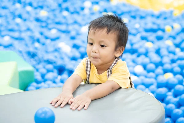 Küçük Çocuk Plastik Top Oynuyor — Stok fotoğraf