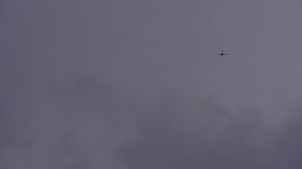 Flugzeuge kommen am Abend an — Stockvideo