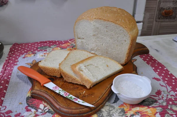 Weißbrot auf einem Brett — Stockfoto