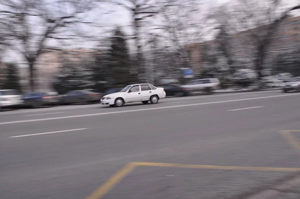 Fehér autó mozgásban az úton — Stock Fotó