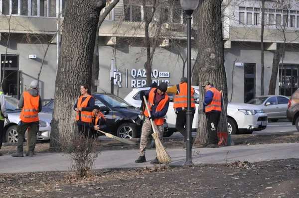 Limpar Ruas Almaty Ruas Limpas Força Trabalho Emprego Fotos De Bancos De Imagens