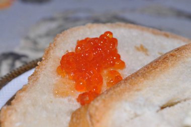 Tahtadaki beyaz ekmek. Taze pişmiş ekmek. Evde ekmek pişirmek gibi. Bir somun beyaz ekmek