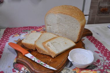 Tahtadaki beyaz ekmek. Taze pişmiş ekmek. Evde ekmek pişirmek gibi. Bir somun beyaz ekmek