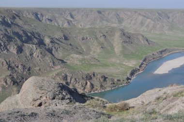 İlkbaharın başlarında Kazakistan 'daki Ili Nehri.
