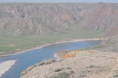 İlkbaharın başlarında Kazakistan 'daki Ili Nehri.