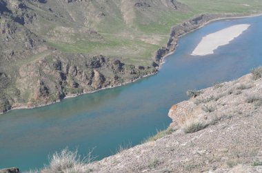 İlkbaharın başlarında Kazakistan 'daki Ili Nehri.