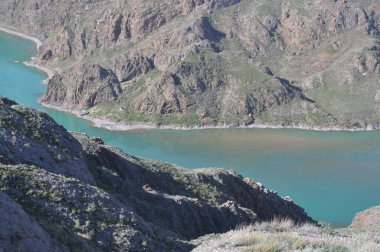 İlkbaharın başlarında Kazakistan 'daki Ili Nehri.