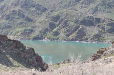 İlkbaharın başlarında Kazakistan 'daki Ili Nehri.