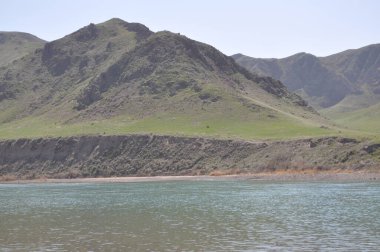 İlkbaharın başlarında Kazakistan 'daki Ili Nehri.