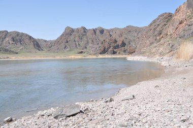 İlkbaharın başlarında Kazakistan 'daki Ili Nehri.
