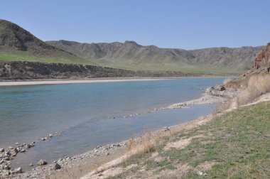 İlkbaharın başlarında Kazakistan 'daki Ili Nehri.