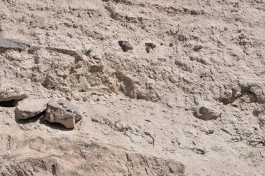 Dokulu kaya duvar. Taş bir duvar. Stone Dağı. Taştan bir duvar.