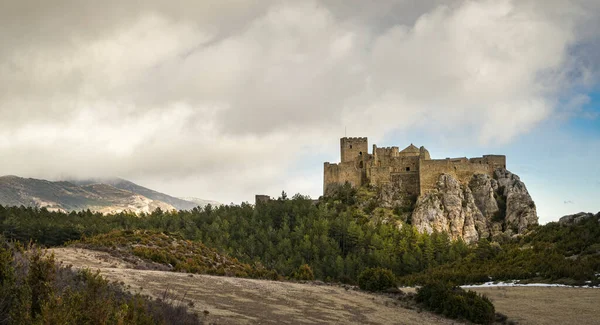 Ortaçağ Roma manastırının Huesca ilindeki Loarre kalesinin günbatımında panoramik manzara.