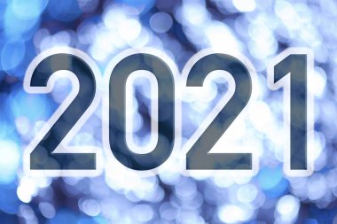 Üzerinde 2021 yılının numarası olan mavi tonlarda parlayan ışıkların arkaplanı olan metin. Mutlu yıllar 2021.