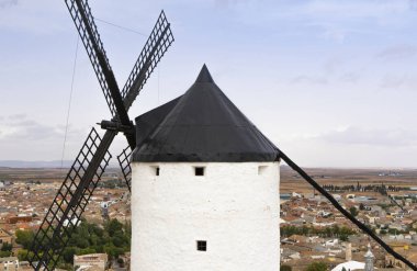 Arka planda Consuegra kasabası, Toledo, Castilla la Mancha ile ön planda yel değirmeni