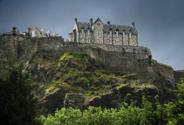 Tepedeki Edinburgh Kalesi manzarası. İskoçya 'da