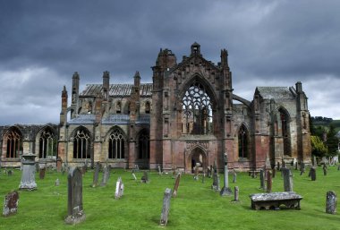 İskoçya 'daki Melrose Abbey harabelerinin manzarası çok bulutlu.