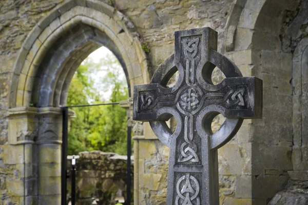 Croce Celtica Nel Cimitero Una Chiesa Rovina Irlanda Con Arco — Foto Stock