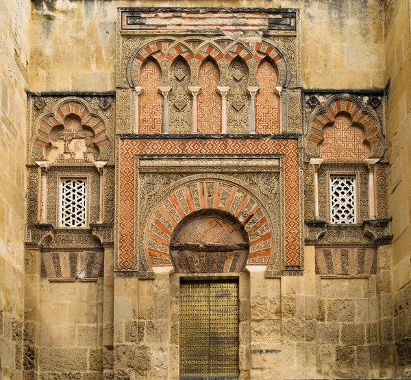 Cordoba Camii 'nin yan kapılarından birine bak.