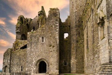 Cashel Abbey Şatosu 'nun alacakaranlıktaki harabelerin görüntüsü, aynı zamanda İrlanda' daki St. Patrick Kayası olarak da bilinir..
