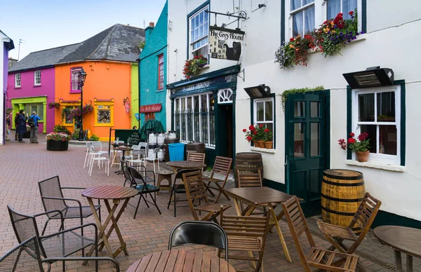 Turistik parlak renkli evleriyle İrlanda 'nın Kinsale kasabasının sokak manzarası.