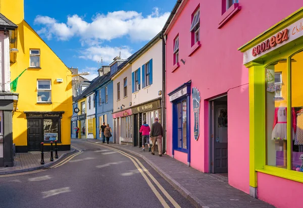 Turistik parlak renkli evleriyle İrlanda 'nın Kinsale kasabasının sokak manzarası.