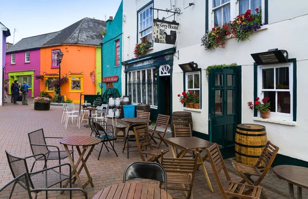 色彩艳丽的爱尔兰小镇Kinsale的街道景观 免版税图库图片