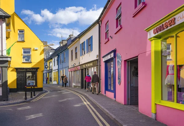 色彩艳丽的爱尔兰小镇Kinsale的街道景观 免版税图库照片