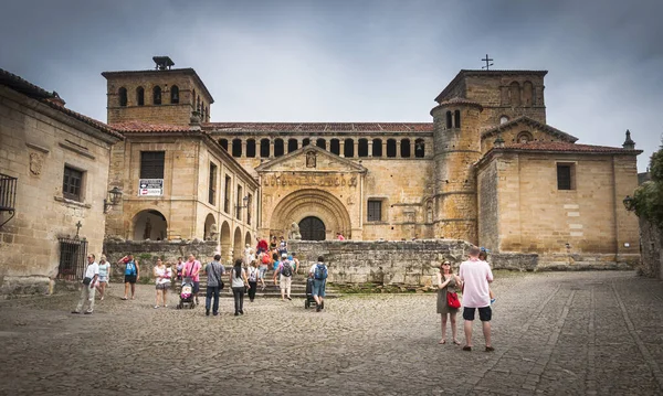 Yazın birçok turistle birlikte Cantabria 'daki Santillana del Mar Kolej Kilisesi meydanının manzarası.