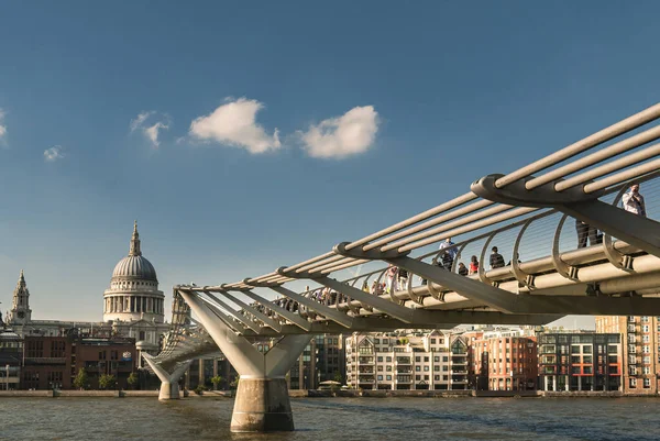 Günbatımında Milenyum Köprüsü manzarası ve Londra 'da St. Paul Katedrali..