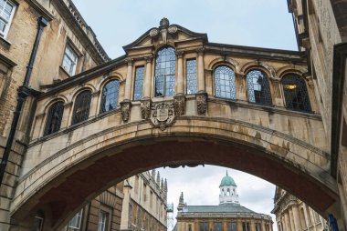 İngiltere 'nin Oxford şehrinin üniversite bölgesinde İç Çekiş Köprüsü olarak da bilinen Hertford Köprüsü manzarası.