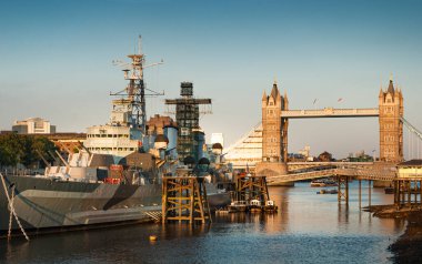 Londra 'da Thames Nehri' nin günbatımı manzarası. Savaş gemisi HMS Belfast ve Tower Bridge arka planda..