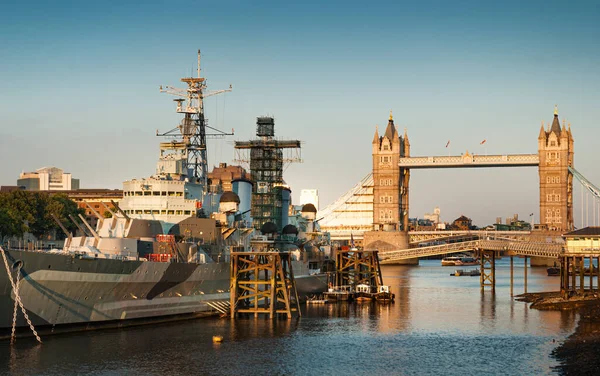 Londra 'da Thames Nehri' nin günbatımı manzarası. Savaş gemisi HMS Belfast ve Tower Bridge arka planda..