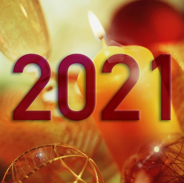 2021 yılı, Noel elementlerinin arka planında sıcak tonlarda ve biraz bulanık.