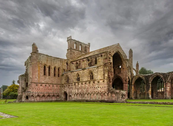 Paisagem Arruinada Abadia Melrose Medieval Escócia Com Céu Muito Nublado Fotos De Bancos De Imagens