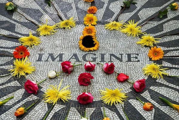 John Lennon Memoriale Con Fiori Che Fanno Simbolo Della Pace Foto Stock