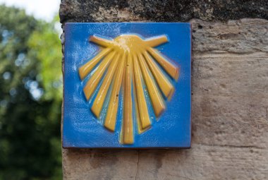 Camino de Santiago 'nun sembolü, rotayı Asturias bölgesinde farklı aşamalarda işaretlediğini görüyoruz. Kutsal kompostela yılı.